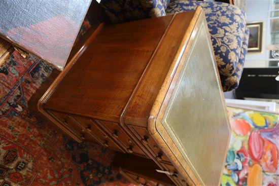 A Victorian walnut pedestal desk, W.4ft D.2ft 4in. H.2ft 6in.